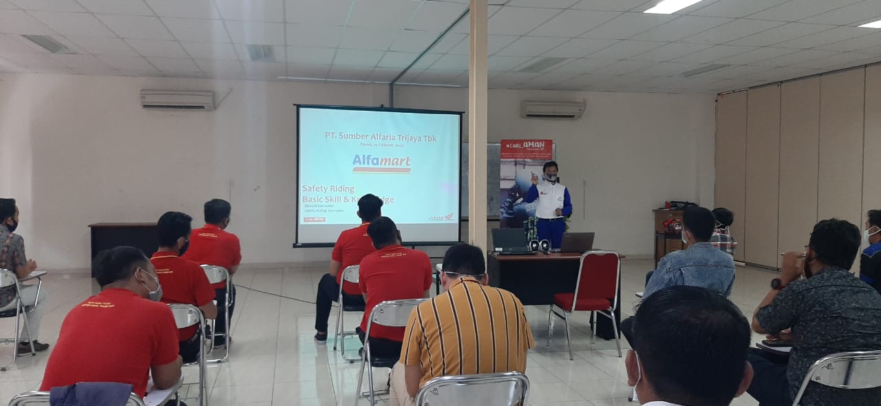DAW Kampanye Keselamatan Berkendara #Cari_Aman Kepada Karyawan dan Pelajar